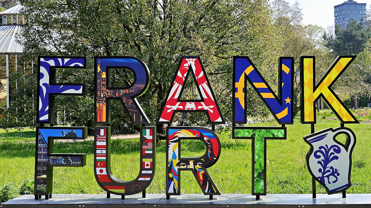 Frankfurt Hauptbahnhof tourist information facade, Germany — 1