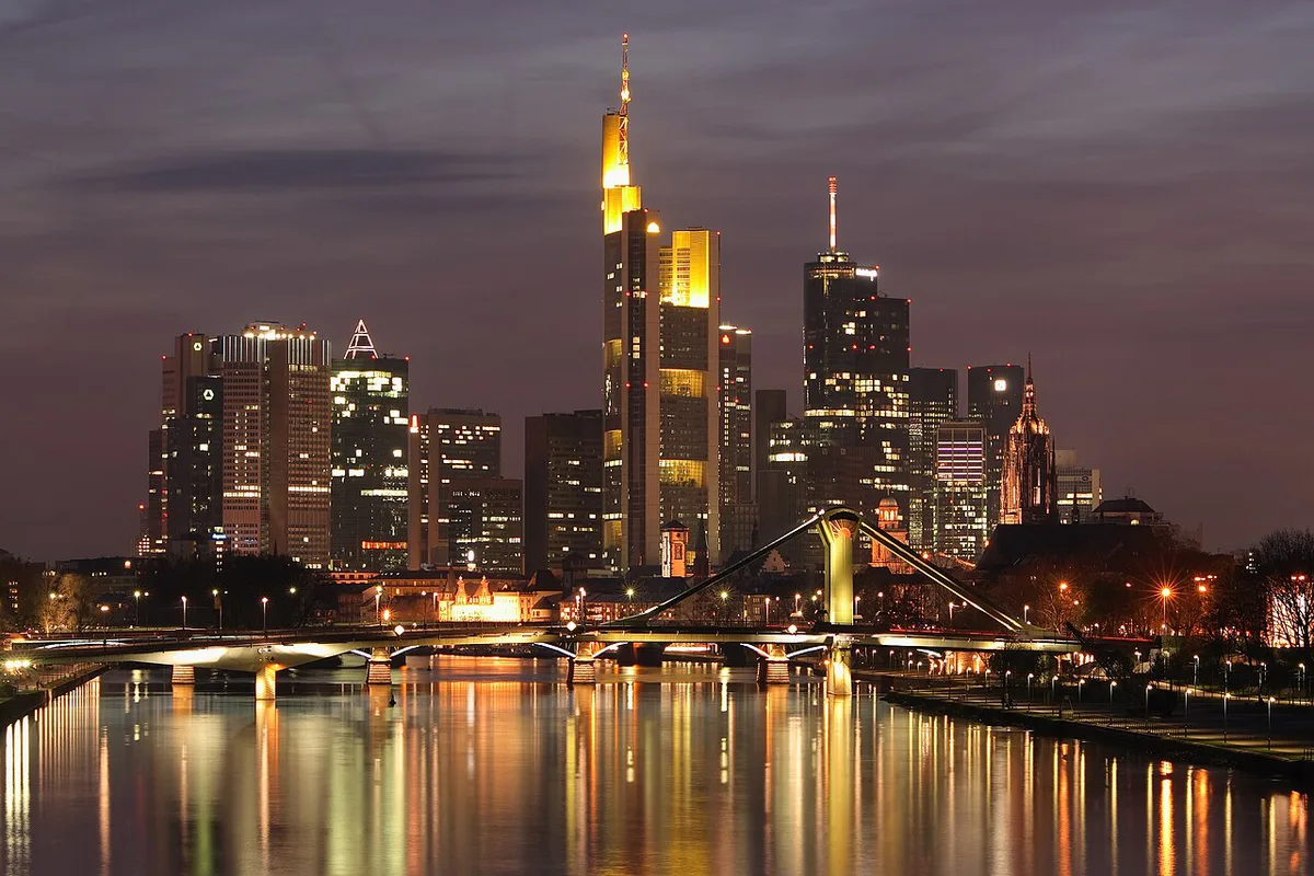 Frankfurt Hauptbahnhof tourist information facade, Germany — 2