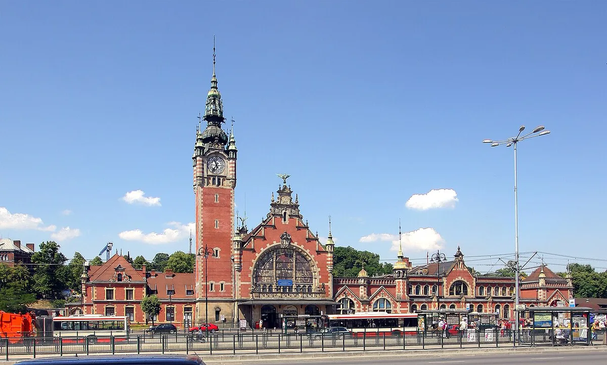 Gdansk tram passing Gdansk Glowny train station, Poland — 1