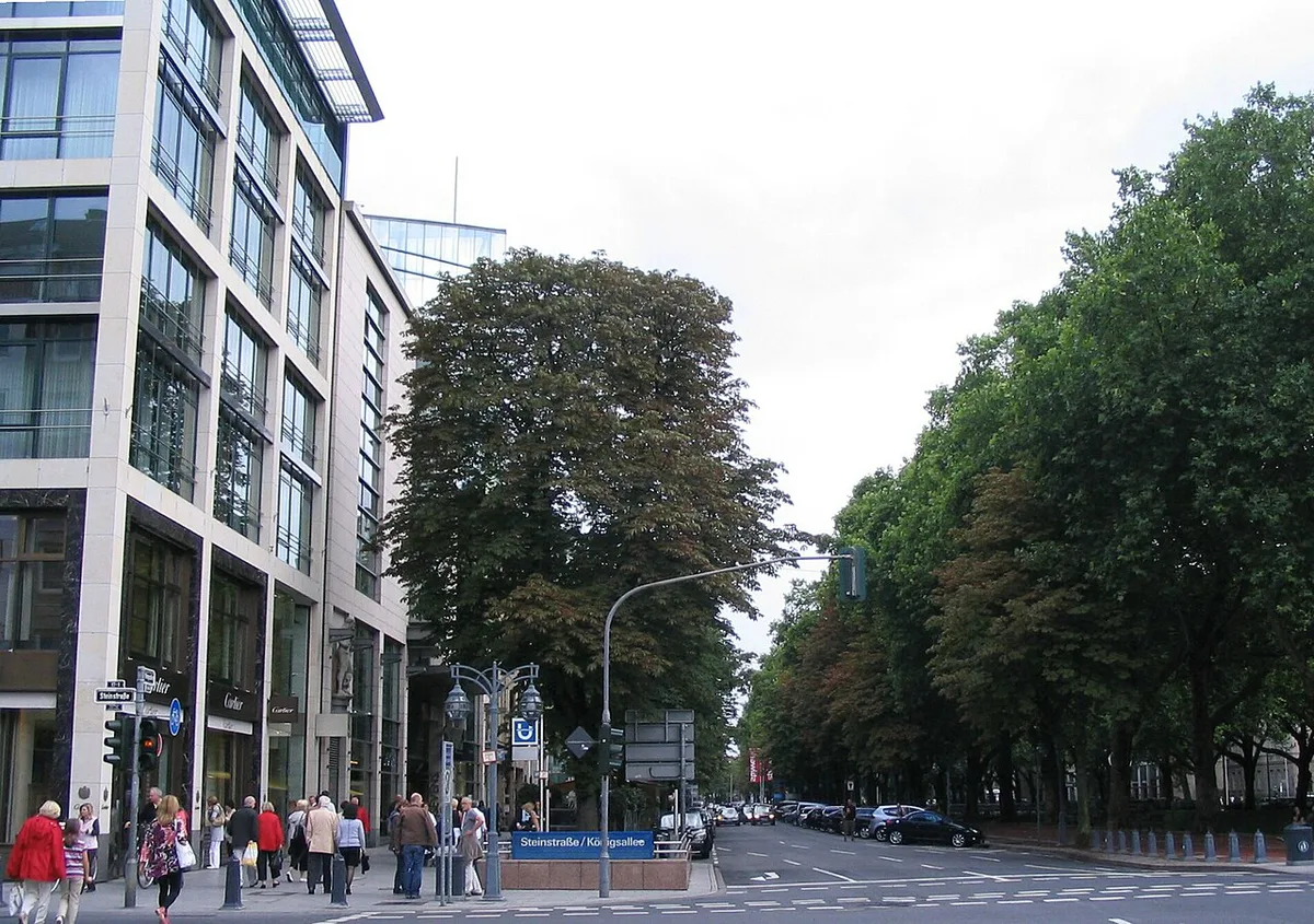 Rheinbahn tram passing through Düsseldorf Altstadt, Germany — 2