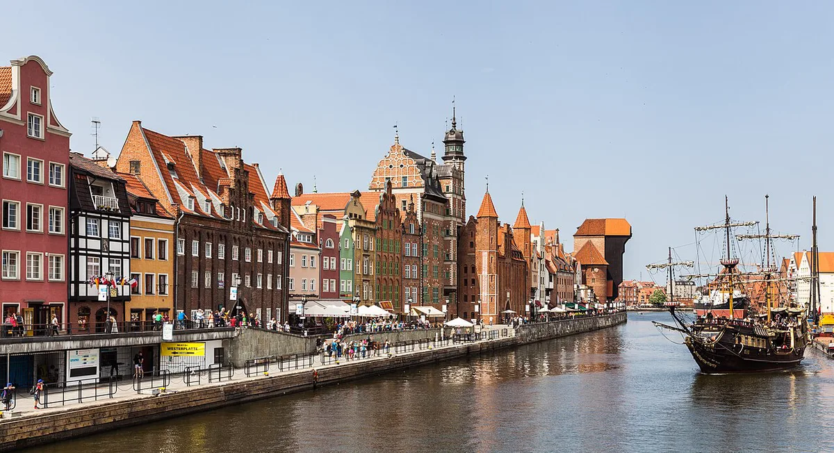 Motlawa riverfront and Long Bridge in Gdansk old town, Poland — 2