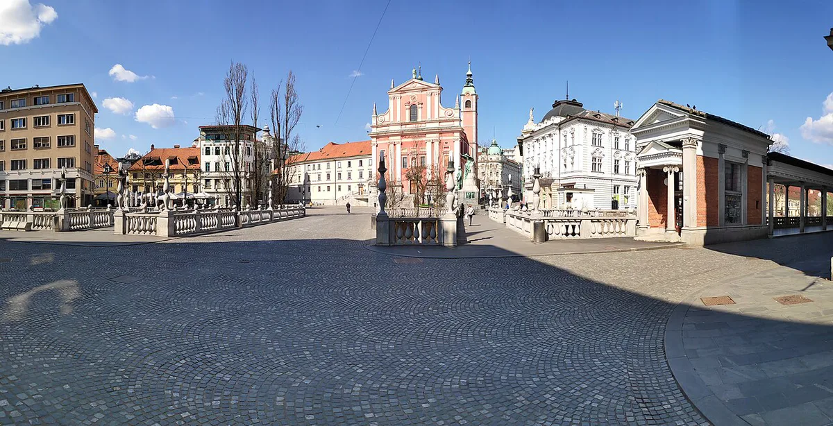 Triple Bridge and Old Town skyline in Ljubljana, Slovenia — 1