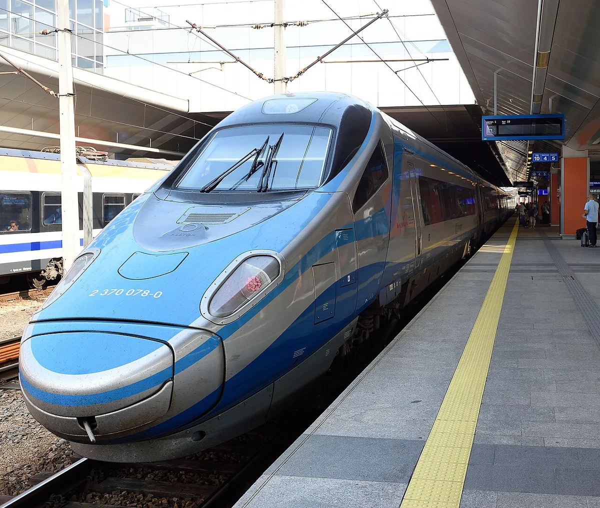 EIP train 3504 at Kraków Główny station in Kraków Poland - Flickr - transitpeople — 1