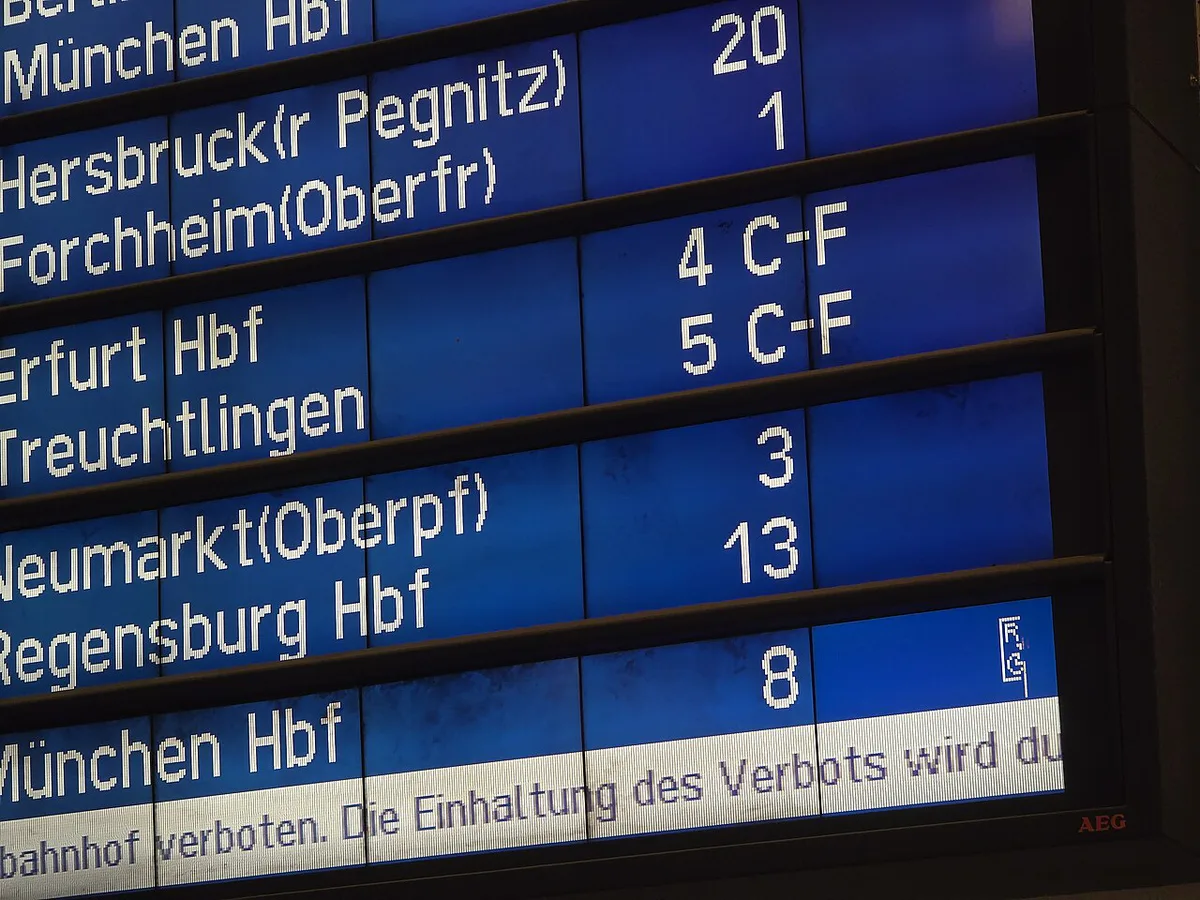 Nürnberg Hbf LCD Abfahrtsanzeige Nahaufnahme — 2