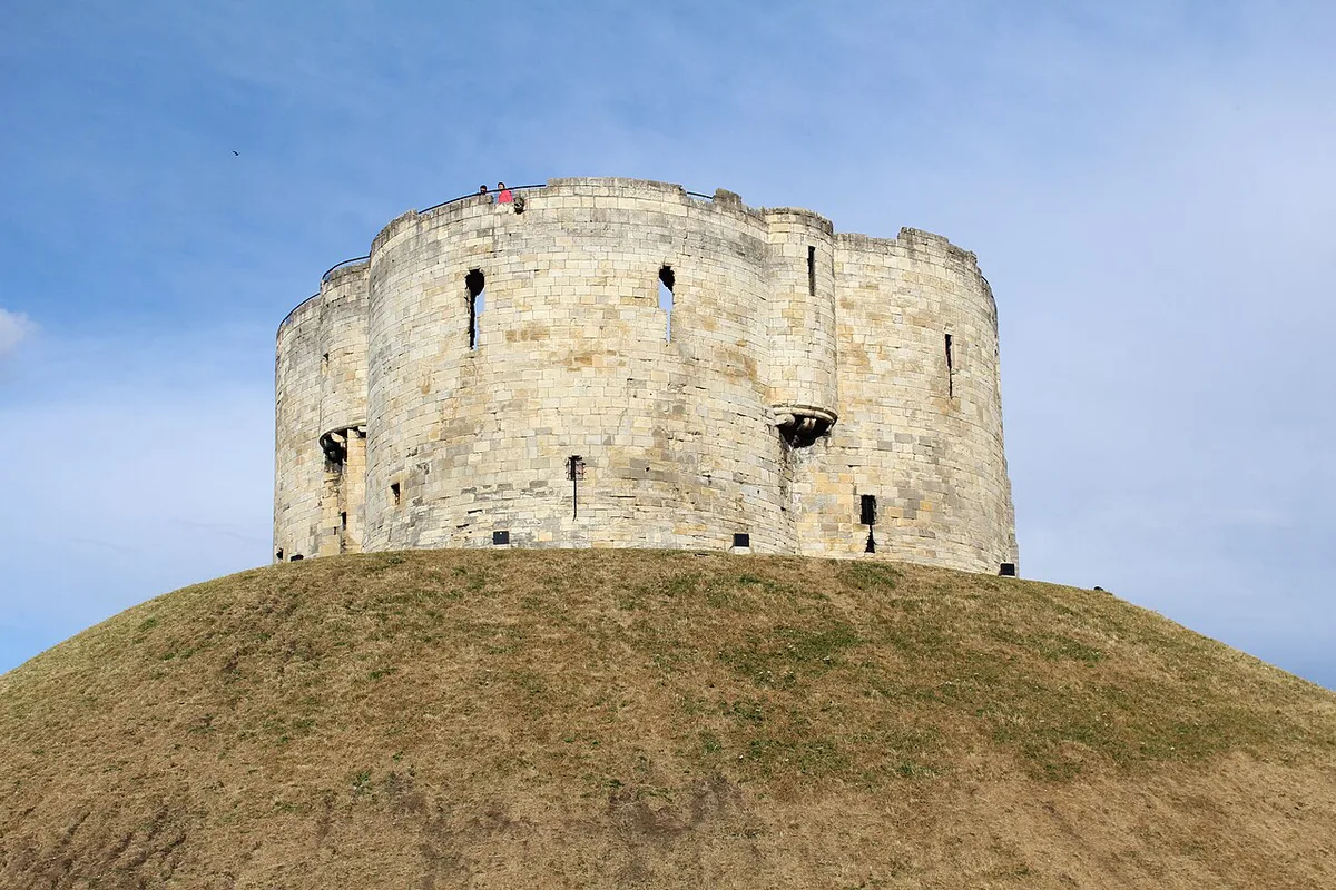 Clifford's Tower overlooking York Castle Museum grounds, United Kingdom — 1